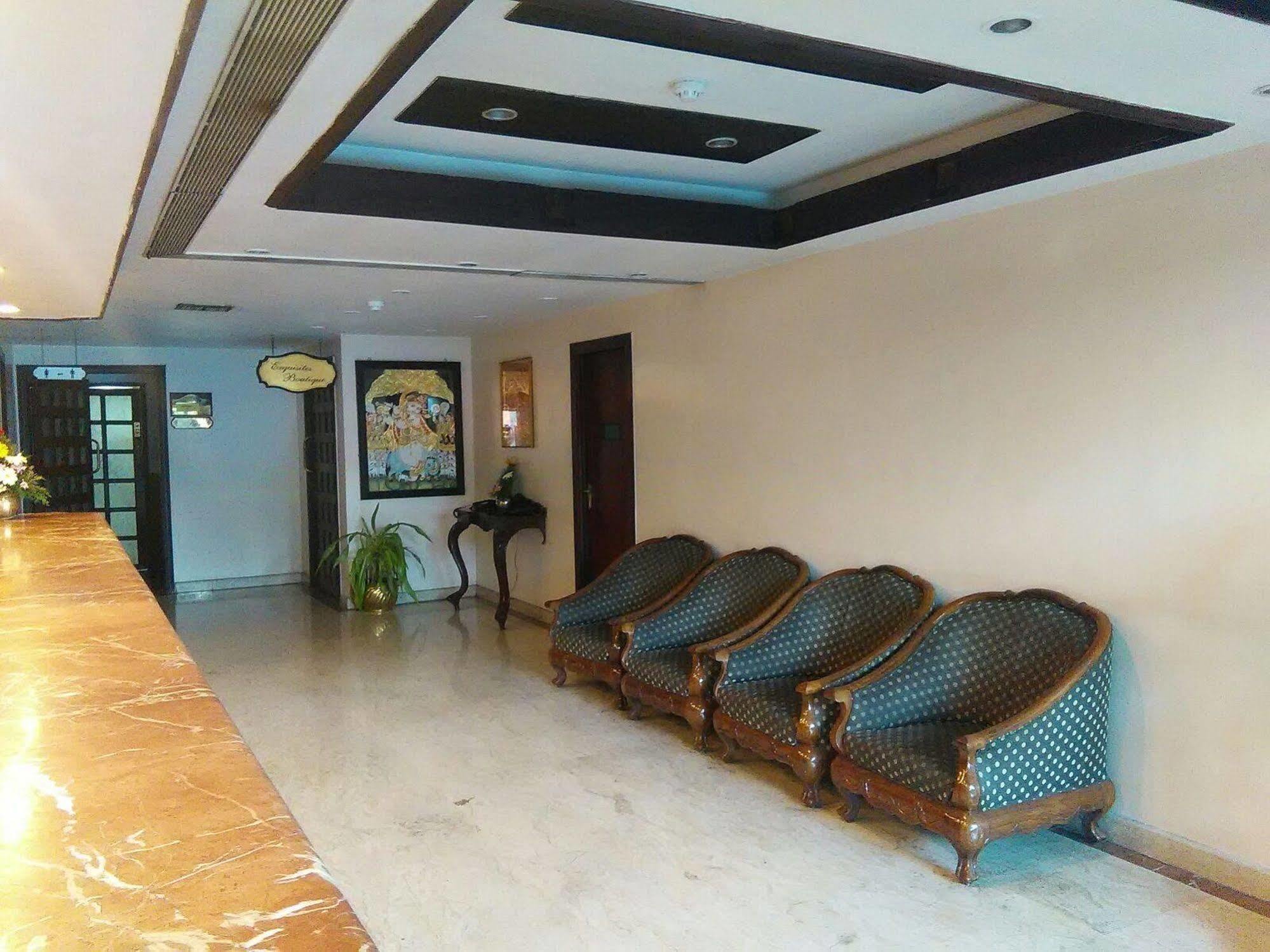 Отель The Woods Manor Mg Road Коччи Экстерьер фото
