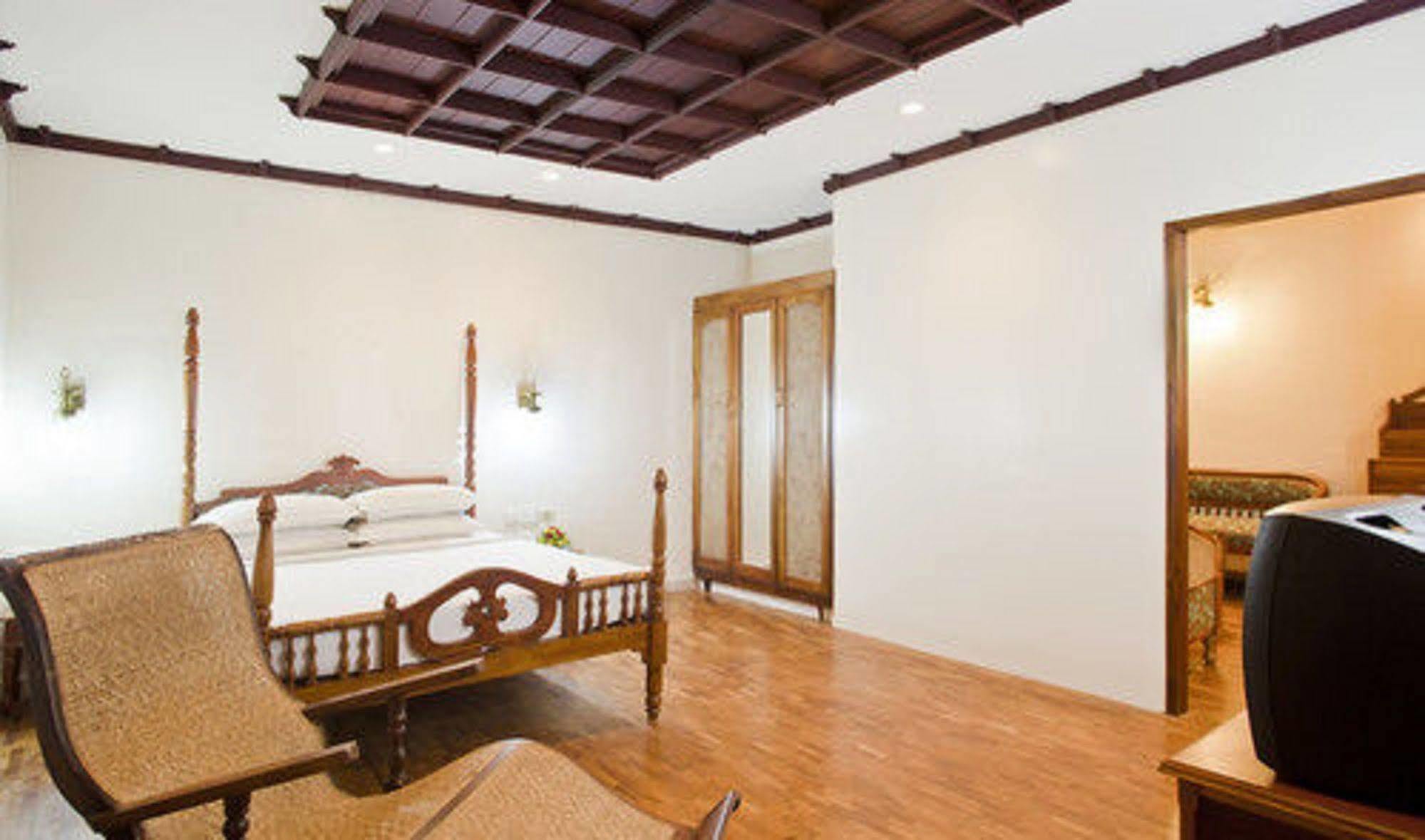 Отель The Woods Manor Mg Road Коччи Экстерьер фото